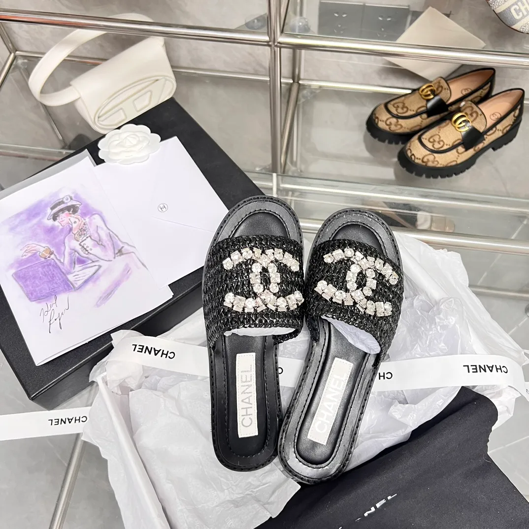 👟👟Ex-factory price 480👟👟 CHANEL woven handmade slippers are currently the most difficult slippers to make. They are all handmade. The diamonds are artificially put on one by one. Imported pure natural dense weaving! Super heavy duty! The quality is much better than the ones on the market, so it is not easily deformed and has a certain degree of flexibility to the touch, not that hard! It doesn’t feel stuffy when you wear it, and the breathability effect is really good! Size: 35-40. Genuine leather outsole. This product is relatively rare. Don’t hesitate to get it. I don’t know how many months it will last. Maybe it will be gone all of a sudden. This kind of shoes can’t be made for long. It’s too troublesome.